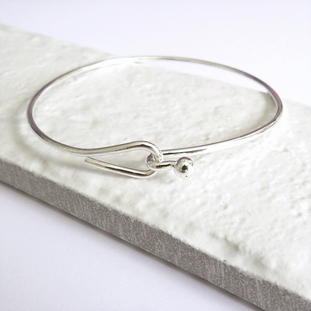 Bracelet jonc créole argenté – Accessoire de mode pour femme